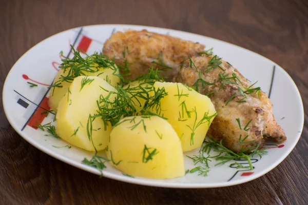 Fette Spigola Alla Griglia Con Patate Bollite — Foto Stock