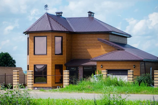 Güzel doğa ile bir köyde iki katlı yazlık. Evin cephe.