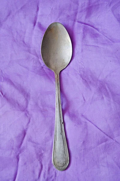 银设置反对紫罗兰色背景 仿古式银叉和勺子 — 图库照片