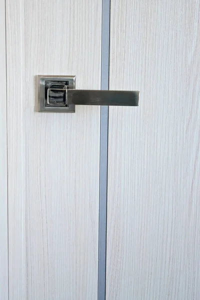 現代住宅の開放 金属製のハンドルのクローズ アップの詳細とモダンな木製ドア — ストック写真