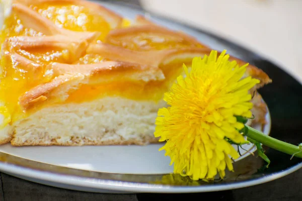 Heerlijke Cake Met Abrikozenjam Een Plaat Crostata Met Marmelade Perzik — Stockfoto