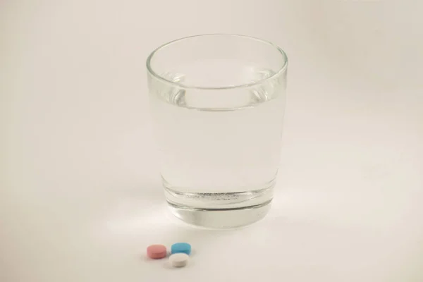 Glas Water Pillen Witte Achtergrond Een Glas Water Vitaminen — Stockfoto