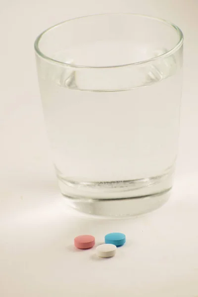 Glas Water Pillen Witte Achtergrond Een Glas Water Vitaminen — Stockfoto