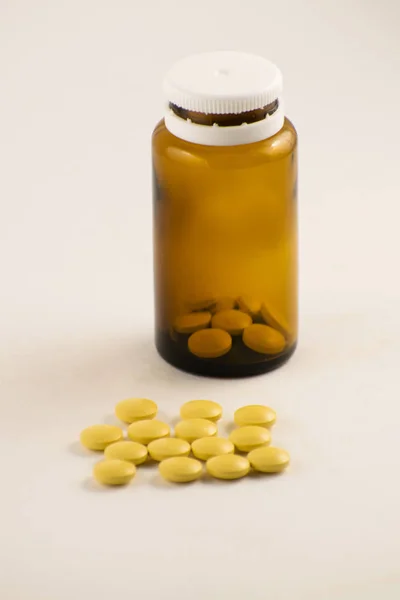 Geneeskunde Fles Bruinglas Met Pillen Tabletten Pillen Van Fles Witte — Stockfoto