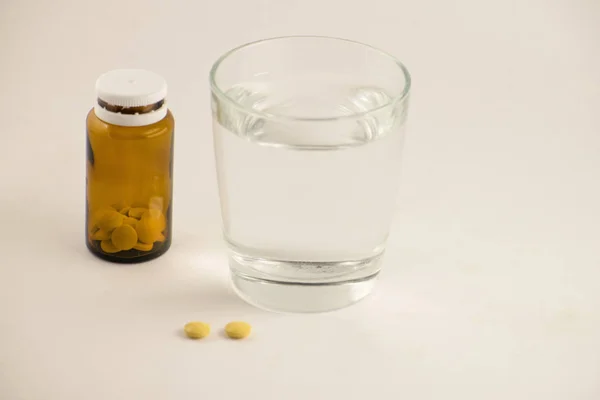 Glas Water Pillen Uit Fles Witte Achtergrond Een Glas Water — Stockfoto