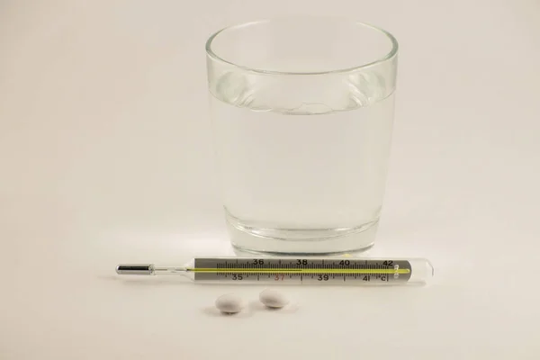 Bicchiere Acqua Pillole Termometro Sfondo Bianco Termometro Mercurio Vetro Alta — Foto Stock
