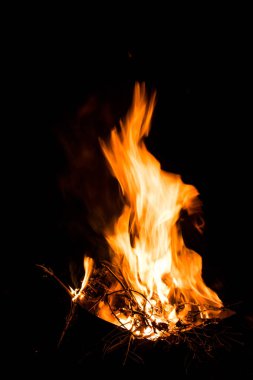 Büyük parlak alev ateş. Yakacak odun yanan ateşi içinde geceleri, alev doku.