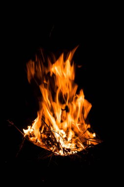Büyük parlak alev ateş. Yakacak odun yanan ateşi içinde geceleri, alev doku.