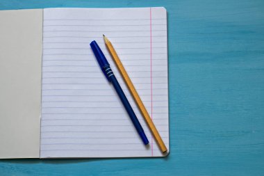 Üstten görünüm boş kağıt kalem ve kalem ile. Kalem ve kalem defter sayfası.