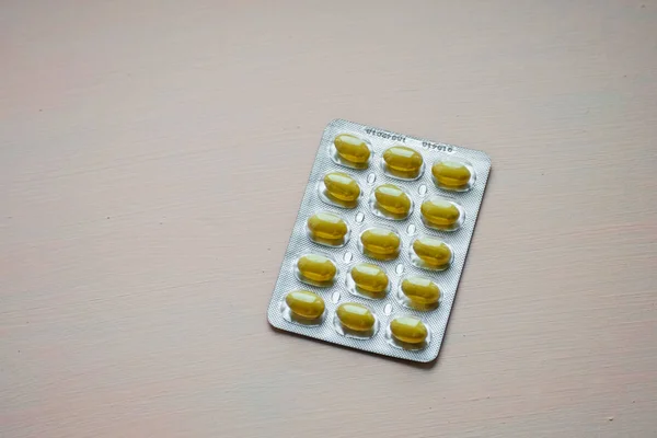 Comprimido Amarelo Fechado Blister Conceito Cuidados Farmacêuticos Saúde — Fotografia de Stock