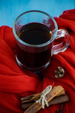 Sıcak eşarp, tarçın, Anason yıldız ve kahve. Sonbahar ve kış konsepti. Sıcak kahve veya çay ile baharat.