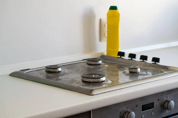 Çok kirli gaz sobası. Gaz Temizleme bir temizlik maddesi ile soba.