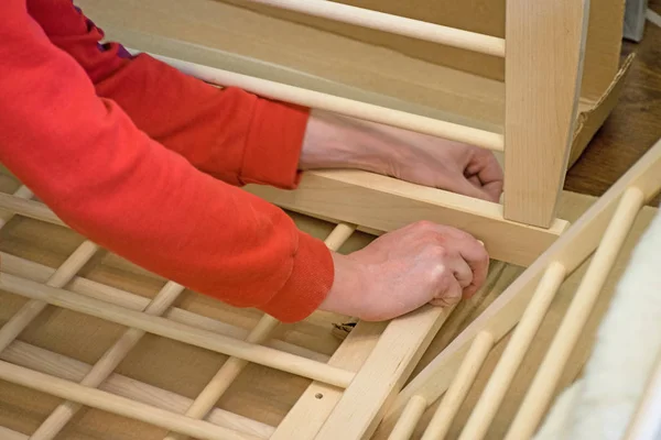 Hombre Está Recogiendo Una Cuna Madera Para Niños Esperando Bebé — Foto de Stock