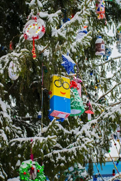 Χριστουγεννιάτικο Δέντρο Διακοσμημένο Χειροποίητα Παιχνίδια Στολισμένο Χριστουγεννιάτικο Δέντρο Κινηματογράφηση Πρώτο — Φωτογραφία Αρχείου
