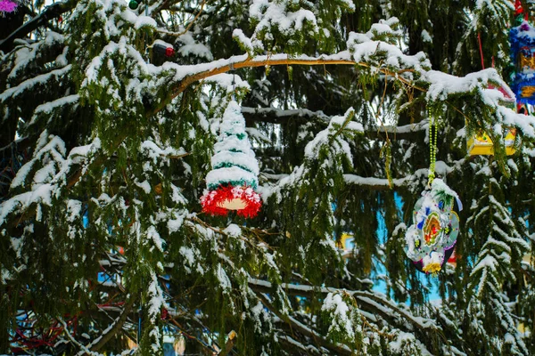 Weihnachtsbaum Geschmückt Mit Handgemachtem Spielzeug Geschmückter Weihnachtsbaum Nahaufnahme — Stockfoto