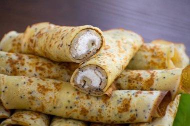 Krep rulo süzme peynir ile. Peynirli Krep. Maslenitsa.