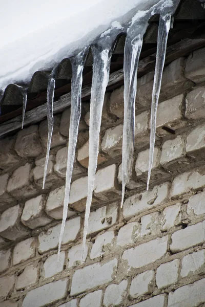 Icicli Appesi Tetto Icicli Sulla Natura Invernale — Foto Stock