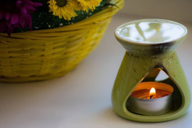 Krizantem ile petrol yazıcı. Petrol, aromaterapi brülör, çiçekler ve mumlar spa ve rahatlama için.