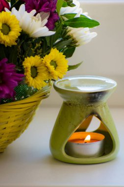 Krizantem ile petrol yazıcı. Petrol, aromaterapi brülör, çiçekler ve mumlar spa ve rahatlama için.