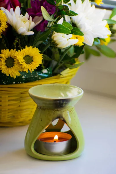 Krizantem ile petrol yazıcı. Petrol, aromaterapi brülör, çiçekler ve mumlar spa ve rahatlama için.