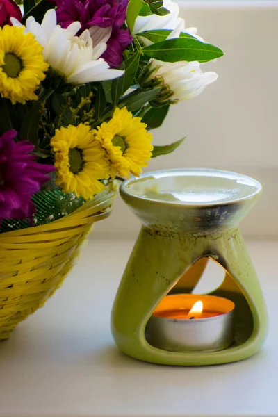 Krizantem ile petrol yazıcı. Petrol, aromaterapi brülör, çiçekler ve mumlar spa ve rahatlama için.