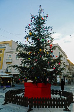 Tatil Noel ağacı multi ile dekorasyon oyuncak renkli. İtalya eski kasaba meydanında ana Noel ağacına.