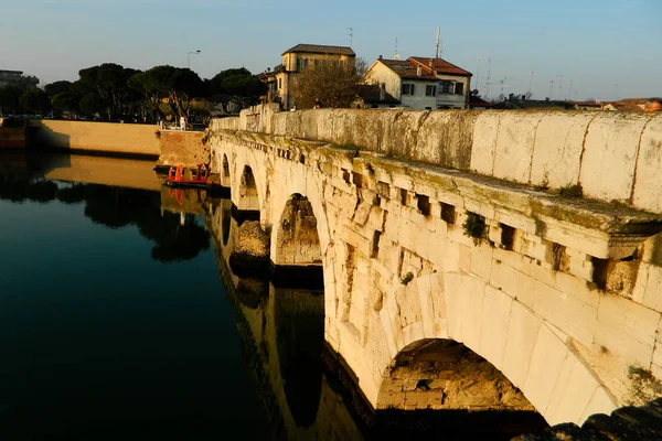 リミニのティベリウス橋と Marecchia — ストック写真