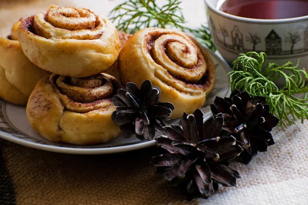 Tarçın Baharat Ile Buns Alır Noel Arka Plan Üzerinde Çay — Stok fotoğraf