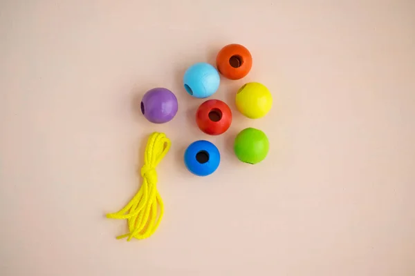 Juguete Para Niños Desarrollo Bolas Madera Colores Una Cuerda Cuentas — Foto de Stock