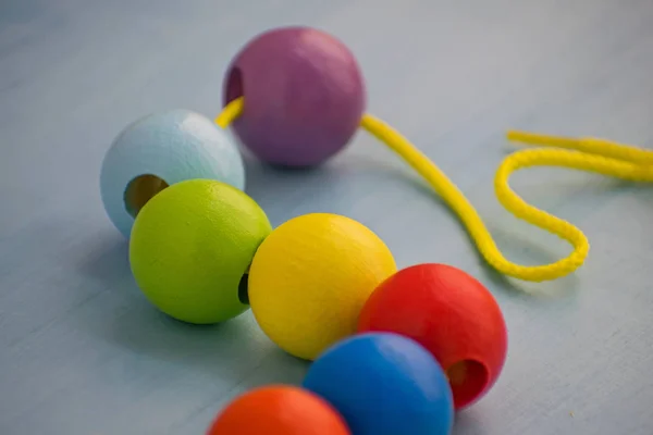 Gelişimsel Çocuk Oyuncak Bir Üzerinde Renkli Ahşap Toplar Renkli Ahşap — Stok fotoğraf