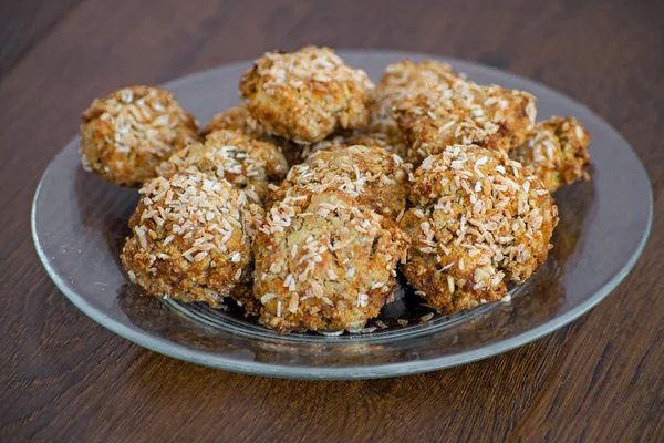 Ev yapımı yulaf ezmeli kurabiye Hindistan cevizi cips, müsli, Kuru kayısı ve diğer lezzetleri ile.