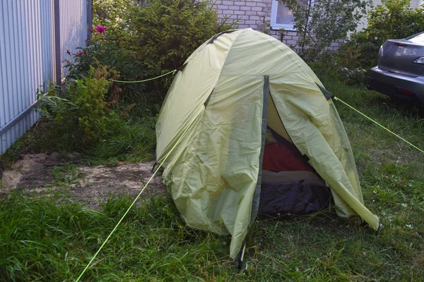 营地森林中的绿色旅游帐篷 — 图库照片