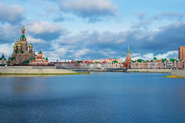 Beautiful embankment in Yoshkar-Ola. View of the Cathedral of the Annunciation. Russia, Republic of Mari El. — Stock Image Beautiful Embankment Yoshkar Ola View Cathedral Annunciation Russia Republic Mari Stock Image