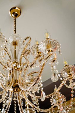 Restoranda şık kristal bir avize sarkacak. Closeup zemin lambası.