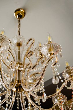 Restoranda şık kristal bir avize sarkacak. Closeup zemin lambası.