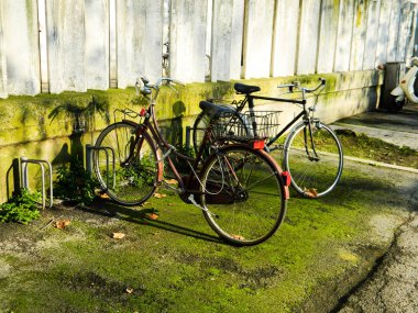 Eski vintage Bisiklet ayakta sokakta. Avrupa'nın sokakta Klasik Bisiklet.