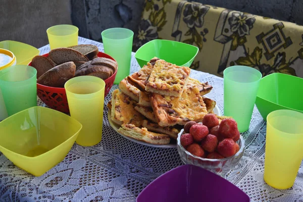 Festa Livre Verão Com Pizza Morango Limonada — Fotografia de Stock