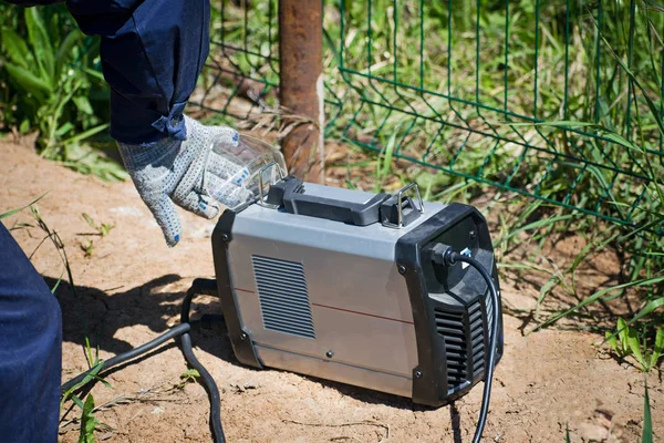Inverter Kaynak Makinası. Kaynak aparatı. Adam düşman aracı kaynak inverter.