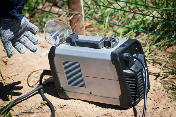 Inverter Kaynak Makinası. Kaynak aparatı. Adam düşman aracı kaynak inverter.