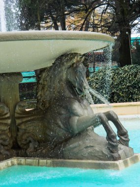 Federico Fellini Park dört çeşme ile Rimini, İtalya'da atlar. Rimini parkta kış yürüyüş.