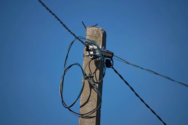 Coseup eski elektrik direği, Tel, elektrik elektrik direğinden. Teller ve kablolar yığılmayı kıvrık bir sürü.