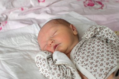 Küçük yeni doğan çocuk. Güzel bir uyku Bebek portresi yakın çekim.