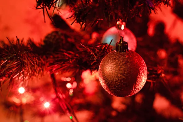 Χριστουγεννιάτικο Δέντρο Φόντο Κόκκινες Χριστουγεννιάτικες Μπάλες Διακοσμήσεις Χριστουγέννων Επιλεκτική Εστίαση — Φωτογραφία Αρχείου