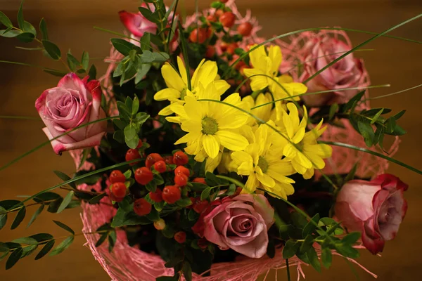 Schöner Strauß Gelber Chrysanthemen Und Rosa Rosen Mit Grünen Blättern — Stockfoto