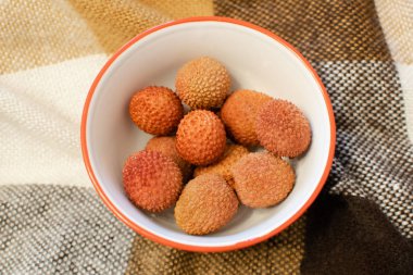 Tropikal meyve lychee kabın içinde. Taze lychee.