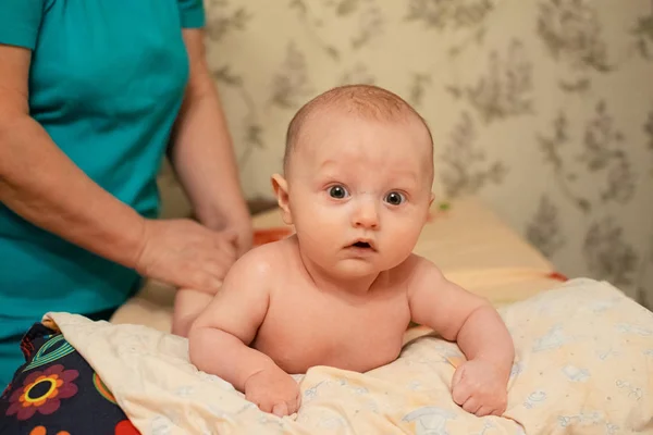 Üç aylık erkek bebek Masaj Masaj terapist alıyor demektir. Bebek için onarıcı Masaj.