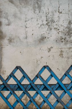 Gri retro duvar ve mavi ahşap çit. Mavi boyalı ahşap panoları. Ahşap doku.