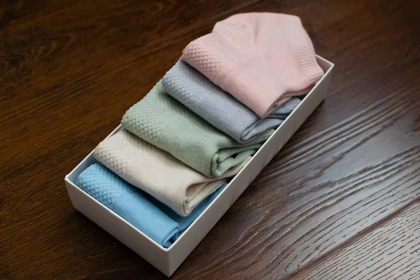 Ahşap arka plan üzerinde kutusu Spor çorap