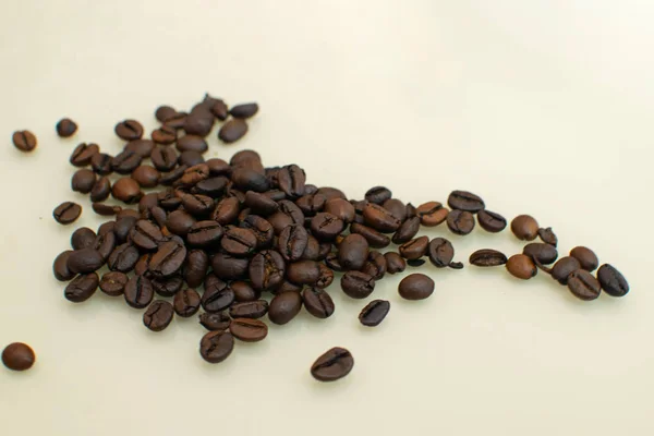 Καφέ καφέ Arabica επάνω ελαφρύς υπόβαθρο. — Φωτογραφία Αρχείου