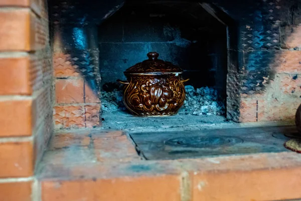Pentola di argilla marrone nella stufa russa . — Foto Stock